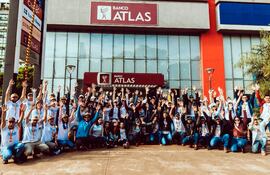 Colaboradores de Banco Atlas, Ovetril y Agrobay se sumaron a TECHO Paraguay construyendo viviendas de emergencia.
