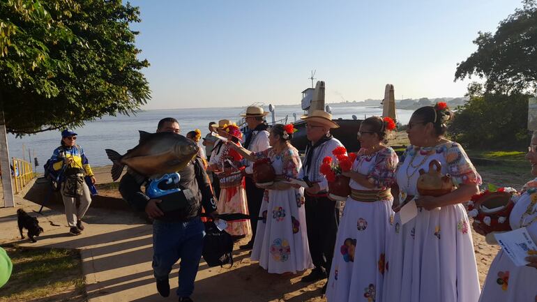 Competidores de la pesca deportiva llegan desde la ciudad de Resistencia Chaco y fueron recibidos por el ballet de Adultos Mayores de Pilar.