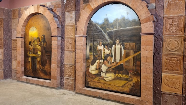 Murales con figuras humanas, adultos y niños, en ambiente de museo, mostrando actividades culturales relacionadas con la preparación de alimentos.
