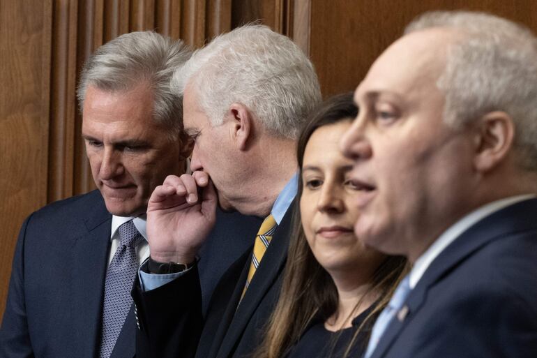 Lider de la mayoría, Steve Scalise (R), representante republicana de Nueva York, Elise Stefanik (2-R), representante republicano de Minnesota, Tom Emmer (2-L) y el vocero del congreso, Kevin McCarthy (L).