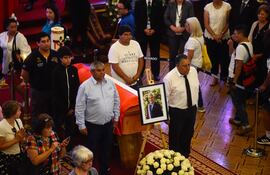 Un grupo de los 33 mineros rescatados en 2010 custodian el ataúd del fallecido ex presidente chileno Sebastián Piñera en el Palacio del Congreso Nacional en Santiago el 8 de febrero de 2024.