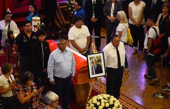 Un grupo de los 33 mineros rescatados en 2010 custodian el ataúd del fallecido ex presidente chileno Sebastián Piñera en el Palacio del Congreso Nacional en Santiago el 8 de febrero de 2024.