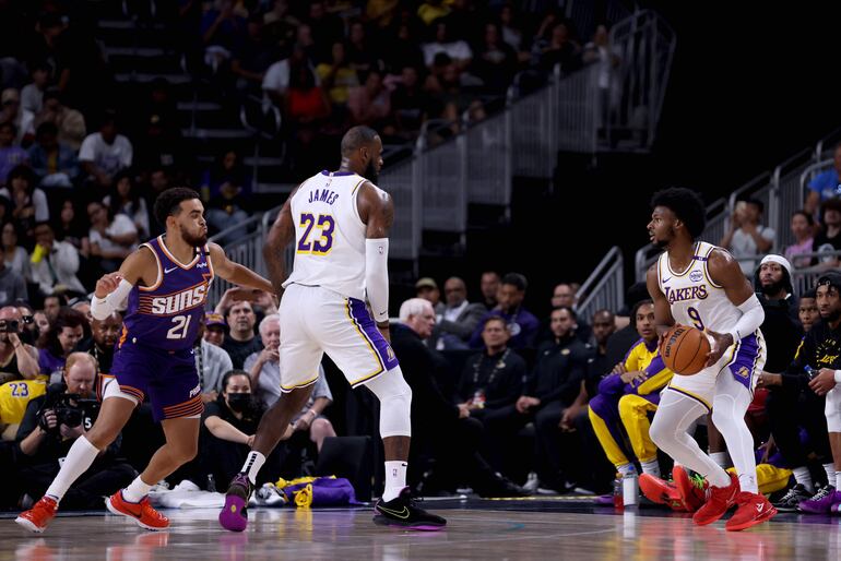 Padre e hijo en la NBA. LeBron James y su hijo Bronny haciendo historia en la NBA, siendo la primera pareja de padre e hijo que juegan una pretemporada, en LA Lakers, en el partido contra Phoenix Suns. AFP