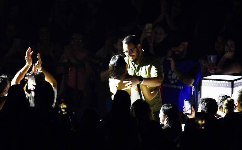 Una de las tres parejas que se comprometieron con la canción "Dime que sí", mientras el público aplaudió y celebró.