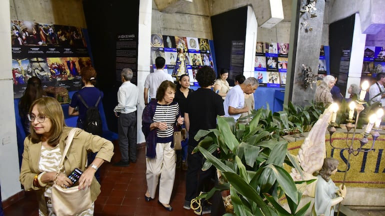 El Museo de María ocupa el sitio del coro a los pies de la monumental imagen de Cristo Crucificado, obra de Hermann Guggiari, dentro del Santuario de María Auxiliadora en Don Bosco y Humaitá.