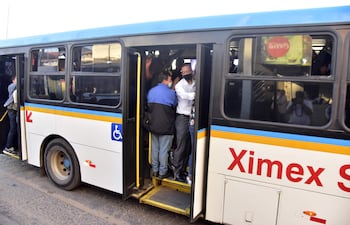 Usuarios del transporte público vienen sufriendo desde hace años la mala calidad del servicio.