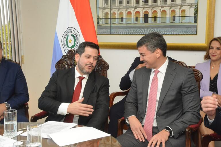 Reunión de diputados colorados con Santiago Peña, presidente electo, y Pedro Alliana, vicepresidente electo.