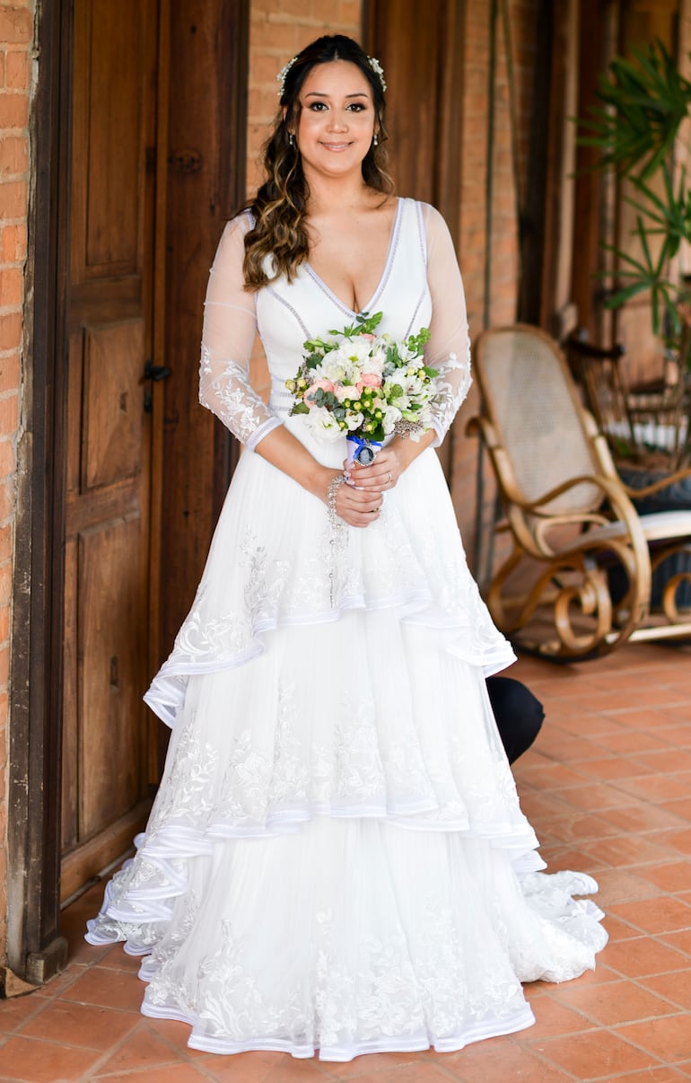 La novia escogió un vestido diseñado por Nicole Burkholder y un tocado trabajado por Belén Ruiz.