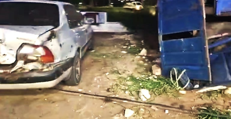 Un automóvil que se encontraba en la gasolinera se vio afectado por el camión de gran porte.