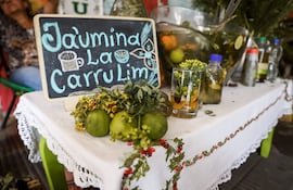 Con tragos de "carrulim", paraguayos reciben agosto y espantan la mala suerte