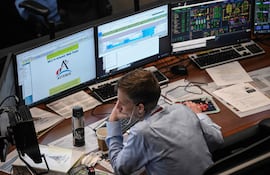 Un controlador de Artemis II supervisa el progreso de la nave espacial Orion en la Sala de Control de Vuelo White del Johnson Space Center, en Houston, Texas, el 3 de abril de 2026.