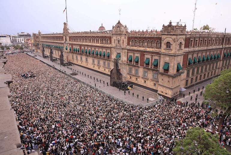 Miles de fans de BTS reunidos ayer alrededor del Palacio Nacional en la Ciudad de México.