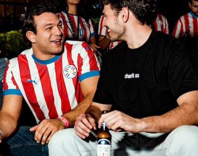 La afición brinda los goles con Michelob Ultra.