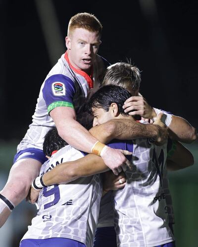 Festejo de los componentes de Yacaré XV con triunfo en casa.