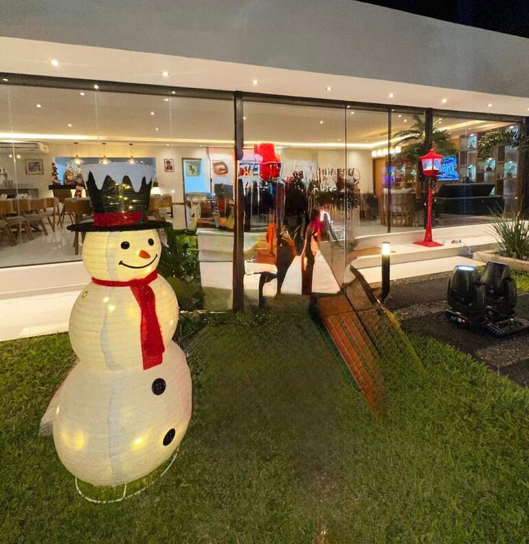 Imágenes compartidas en el Senado ayer, que serían del interior de la quinta "Doña Julia", del comandante Carlos Benítez, ubicada en la ciudad de Areguá.