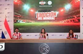 Fernando Cardozo, Silvia Caballero y Tannia Ruiz durante el lanzamiento, realizado en la APF, de la campaña “Prendé la emoción del Mundial” de Tokyo.