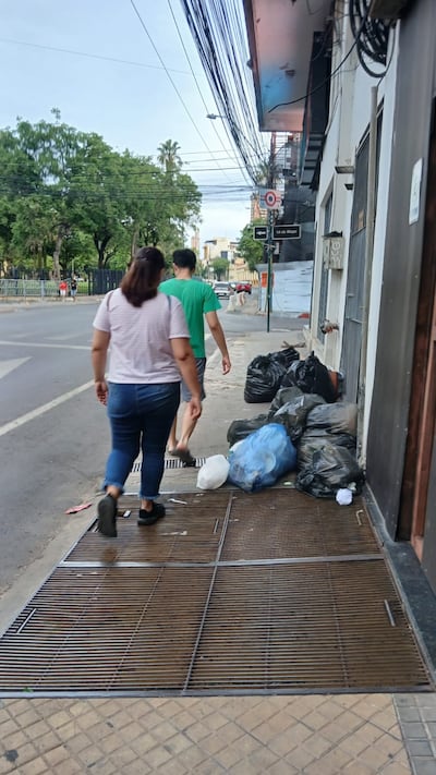 Basura acumulada sobre la calle Paraguayo Independiente.