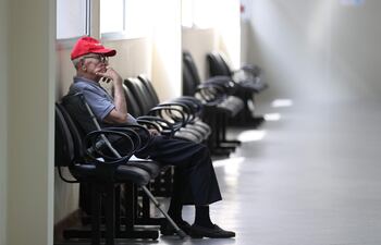 El excomisario de la Policía de Paraguay, Manuel Alcaraz, espera el inicio de un juicio oral y público este martes.