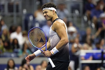 Shelton, noveno del ranking mundial, necesitó menos de dos horas para acabar con el resurgimiento de Tsitsipas.