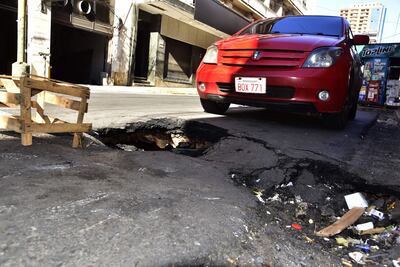 Enorme y peligroso bache sobre Estrella y Alberdi continúa abierto.