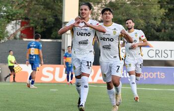 Jorge "Avatar" Núñez celebra el tanto de apertura en el marcador acompañado por Enrique Balbuena, autor de un doblete y Leonardo Galeano. (Foto: @CopaParaguayAPF)