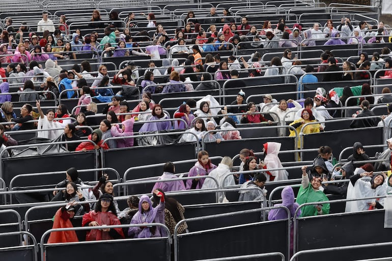 BOGOTÁ (COLOMBIA). Fans de la agrupación BTS aguardan en la fila para ingresar al estadio El Campín de Bogotá, en la previa al show de la banda de K-Pop. EFE/ Mauricio Dueñas Castaneda