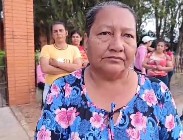 Elizabeth Méndez, vecina y dirigente del asentamiento San Miguel pide a los responsables de la Ande mejoras del servicio a los usuarios