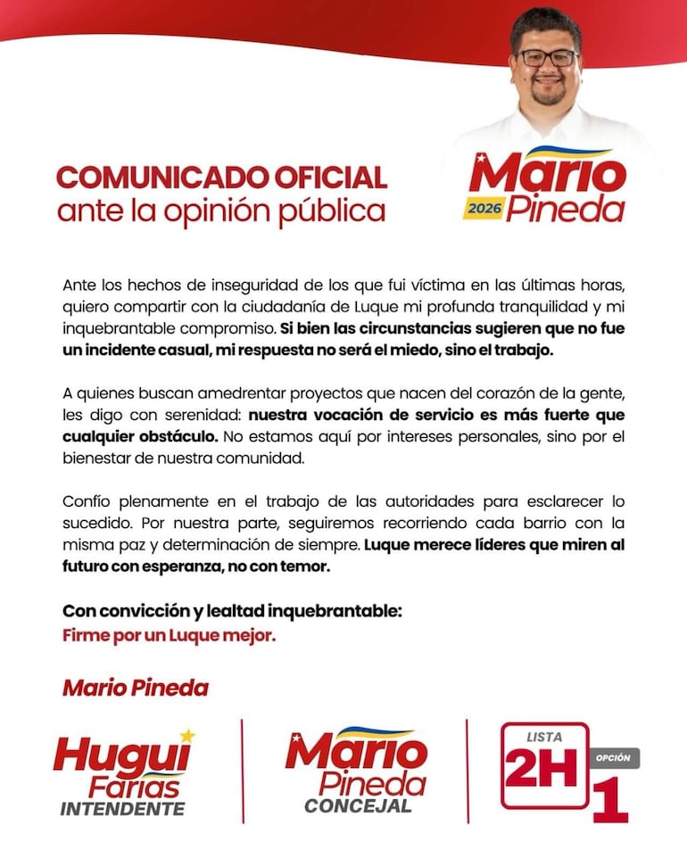 Mario Pineda sonriente, vestido con camisa blanca, sostiene comunicado oficial frente a fondo de póster con mensaje político.