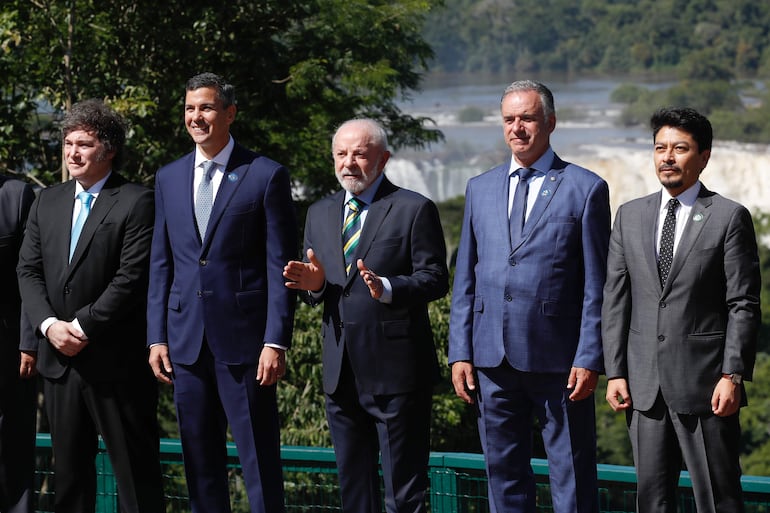De izquierda a derecha, el presidente de Argentina, Javier Milei; el presidente de Paraguay, Santiago Peña; el presidente de Brasil, Luiz Inácio Lula da Silva; el presidente de Uruguay, Yamandú Orsi y el canciller de Bolivia, Fernando Aramayo, participan en la foto oficial de la LXVII Reunión Ordinaria del Consejo del Mercado Común del Sur (Mercosur) este sábado, en Foz de Iguazú (Brasil).