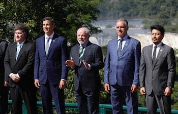 AME9739. FOZ DE IGUAZÚ (BRASIL), 20/12/2025.- De izquierda a derecha, el presidente de Argentina, Javier Milei; el presidente de Paraguay, Santiago Peña; el presidente de Brasil, Luiz Inácio Lula da Silva; el presidente de Uruguay, Yamandú Orsi y el canciller de Bolivia, Fernando Aramayo, participan en la foto oficial de la LXVII Reunión Ordinaria del Consejo del Mercado Común del Sur (Mercosur) en Foz de Iguazú (Brasil). EFE/ Juan Pablo Pino