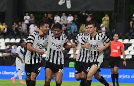 El autor del único gol ayer en La Huerta, Néstor Giménez, comparte el festejo con el capitán Lorenzo Melgarejo (10). Se unirá Óscar Rodrigo Acuña.