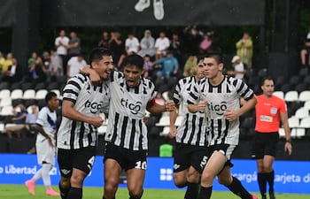 El autor del único gol ayer en La Huerta, Néstor Giménez, comparte el festejo con el capitán Lorenzo Melgarejo (10). Se unirá Óscar Rodrigo Acuña.