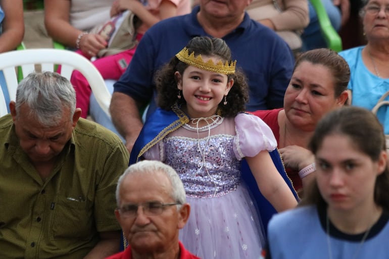 Las familias acuden con sus niños vestidos con atuendos similares al de la Virgen de Caacupé, como parte del cumplimiento de promesas.
