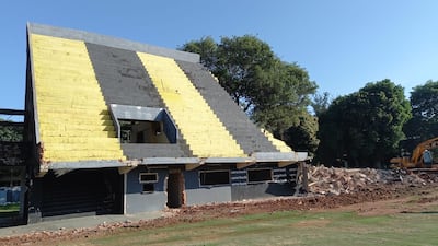 La demolición del "tobogán" del estadio Rogelio Silvino Livieres del Club Guaraní, en Asunción, Paraguay.