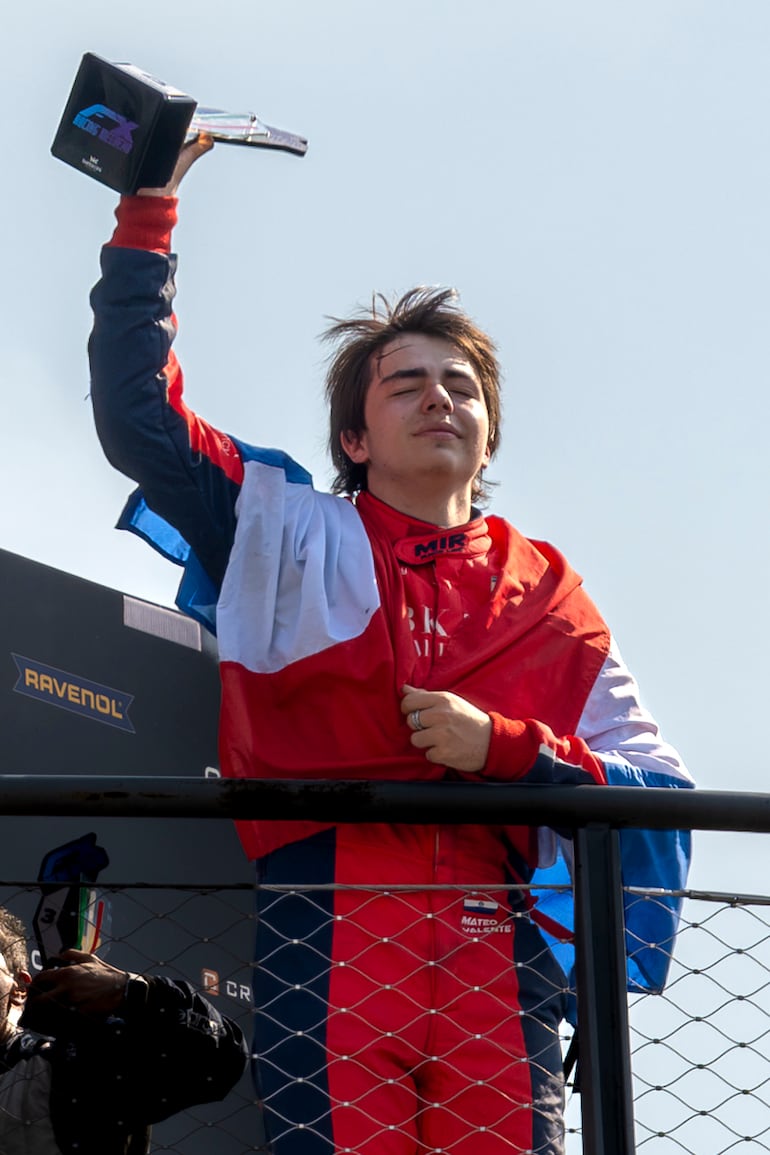 Mateo Valente celebra con su trofeo en el podio.