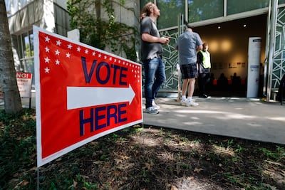 Personas llegan a un centro de votación durante la votación anticipada de las elecciones de mitad de mandato en Atlanta, Georgia, el 13 de octubre de 2026. Los estadounidenses que voten en los comicios de mitad de mandato del 3 de noviembre decidirán quién controla el Congreso durante los dos últimos años de la presidencia de Donald Trump, además de definir decenas de gobernaciones y miles de cargos estatales.