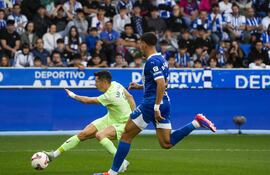 VITORIA (ÁLAVA), 06/10/2024.- El delantero polaco del FC Barcelona Robert Lewandowski (i) dispara a puerta ante el Alavés durante el partido de la novena jornada de Liga que Alavés y Barcelona disputan esta tarde en el estadio de Mendizorrotza de Vitoria. EFE/Adrián Ruiz de Hierro