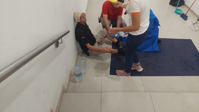 Uno de los funcionarios de la transportadora de caudales que quedó herido tras el asalto.