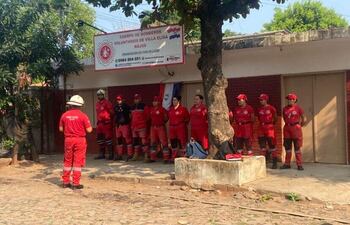 Los bomberos rojos de la localidad de Villa Elisa apelan a la ciudadanía para comprar un carro hidrante.