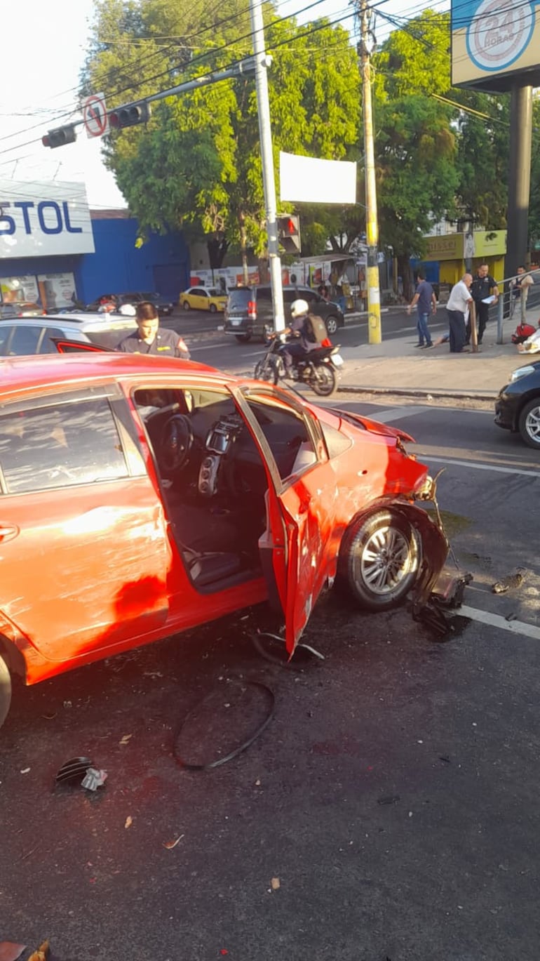 Accidente en avenida Eusebio Ayala deja una mujer herida