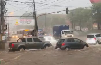 Los vehículos atraviesan las calles en medio de grandes raudales.