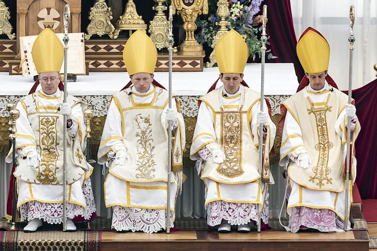 Los nuevos obispos consagrados, sin autorización papal, por la congregación San Pío X.
