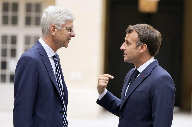 Arsene Wenger (i), en compañía del presidente de Francia, Emmanuel Macron.
