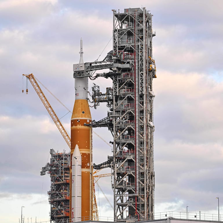 El cohete del Sistema de Lanzamiento Espacial Artemis II de la NASA y la nave espacial Orion son trasladados desde el Edificio de Ensamblaje de Vehículos hasta la Plataforma de Lanzamiento 39B, en el Centro Espacial Kennedy, en Florida, el 17 de enero de 2026, de cara a la misión lunar tripulada.