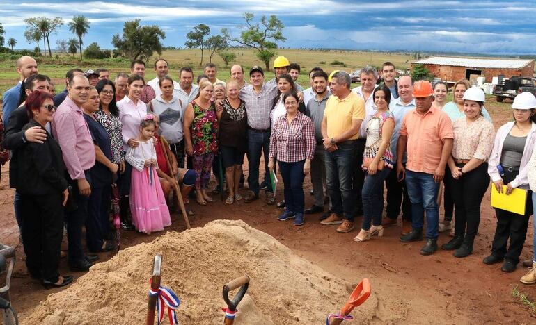 Cuando se inició la construcción, la intendenta liberal María Gloria Caballero, se había comprometido a acompañar la provisión de agua.