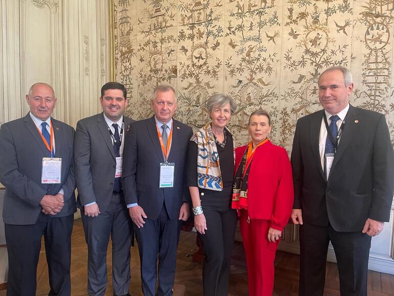 Integrantes de la delegación paraguaya en la 90 reunión general de la OMSA, con el presidente del organismo, Dr. Hugo Idoyaga y la directora general, Monique Eloise