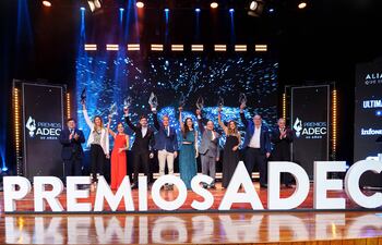 Los distinguidos en los Premios ADEC, edición número 30, cuyo acto se realizó en el Banco Central del Paraguay.