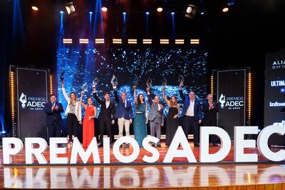 Los distinguidos en los Premios ADEC, edición número 30, cuyo acto se realizó en el Banco Central del Paraguay.