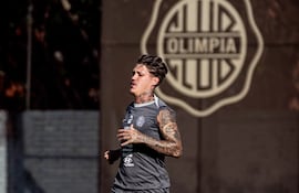 El defensor uruguayo Bryan Bentaberry (28 años), entrenando a la par de sus compañeros en la Villa Olimpia. (Foto: @elClubOlimpia)
