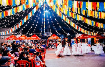 Colores y tradiciones se mezclan en la romería que reúne año a año a la familia sanlorenzana a celebrar sus raíces con mucho folclore.